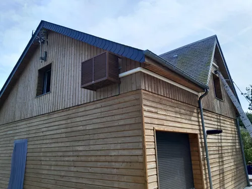 Pompe à chaleur extérieure sur façade en bois