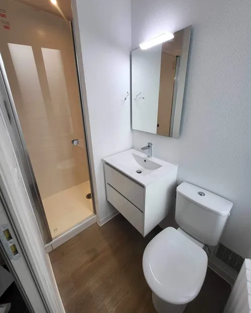 Une photo de salle de bain neuve avec douche et lavabo